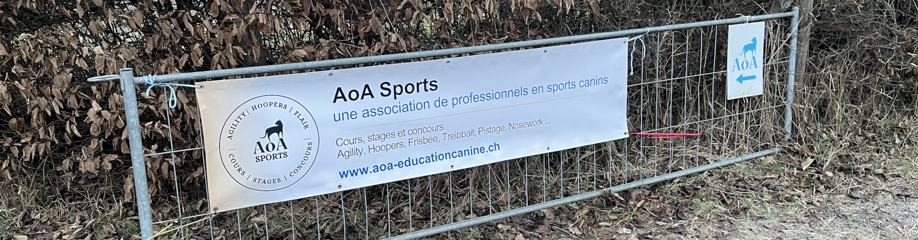 Banderole AoA Sports au terrain d’agility / AoA Sports banner at the agility course - AoA Éducation canine